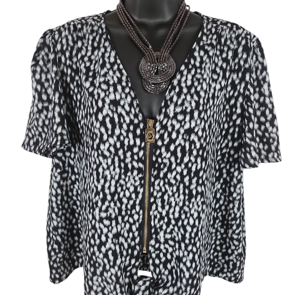 MICHAEL Michael Kors Tops - Michael Kors, Women's blk/White top w/ front zipper, Vneck, short sleeves, Sz L